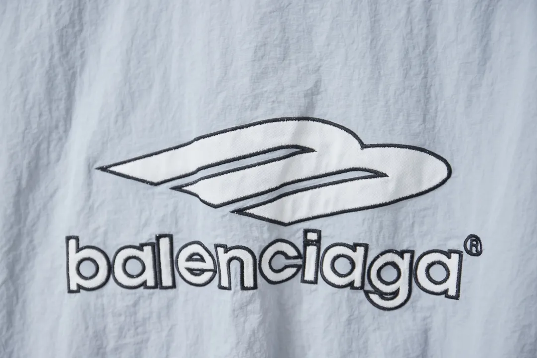 Balenciaga 𝘽𝘼𝙇𝙀𝙉𝘾𝙄𝘼𝙂𝘼 BLCG 26SS 77 3M Manchester United embroidered sports suit Light luxury A must-have item for men and women's daily commuting Correct version Free to compare Detailed features · Made of T 800 professional jacket polyester fabric · The entire fabric is pre-treated with a waterproof coating · The interior is made of four-way elastic nylon lining · Zipper pockets on both sides Elastic cuff design · Internal zipper hidden pocket design · Imported Tajima high-speed embroidery machine thousands of needle embroidery technology · Elastic elastic waist design at the hem · Customized molded hardware zipper Jacket double puller design · Zippered pockets on the side of trousers · Original main mark washed tag brand packaging Color: Black/Navy Blue/Silver Gray Size: 46/48/50/52